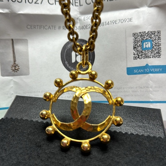 CHANEL 24K PLATED CC MEDALLION NECKLACE. - Picture 3 of 4